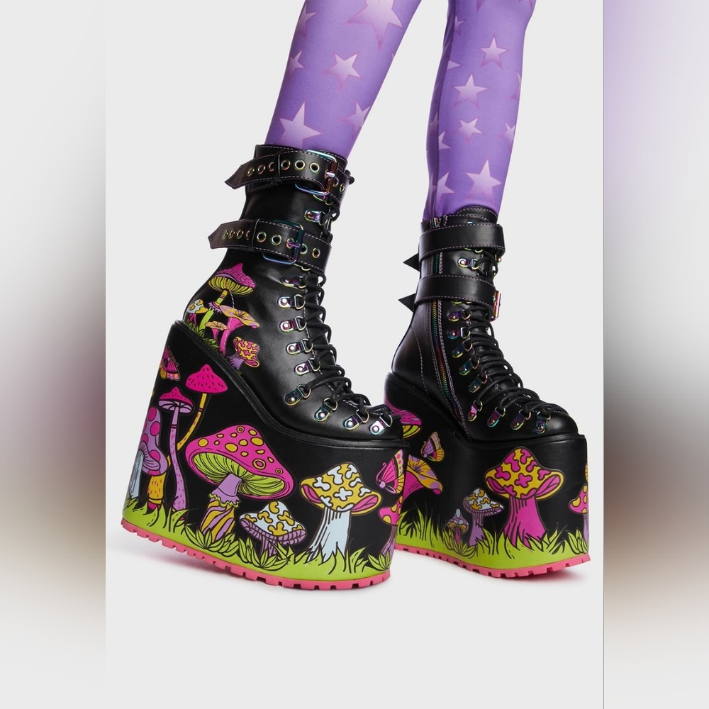 Current Mood Psychedelic Fairytale Double Stack Traitor Boots size 9